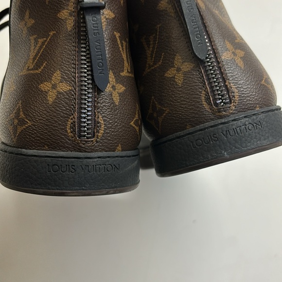 Louis Vuitton - Picture 9 of 12